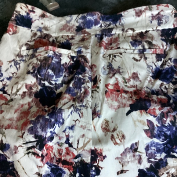 Croft & Barrow stretch pull on print Capri pants - Picture 2 of 5